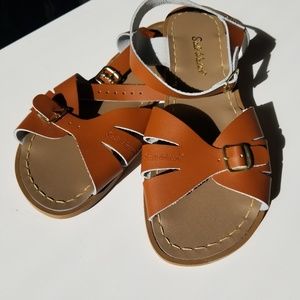 New Size 8 Women's Saltwater sandals